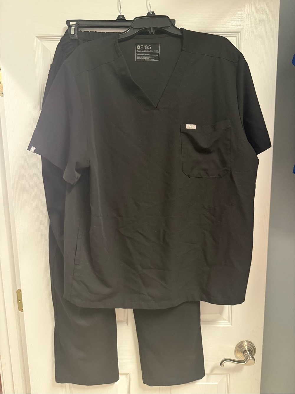 Figs Men’s Black V-Neck Scrub Set size XXL top and XL bottom technical fit